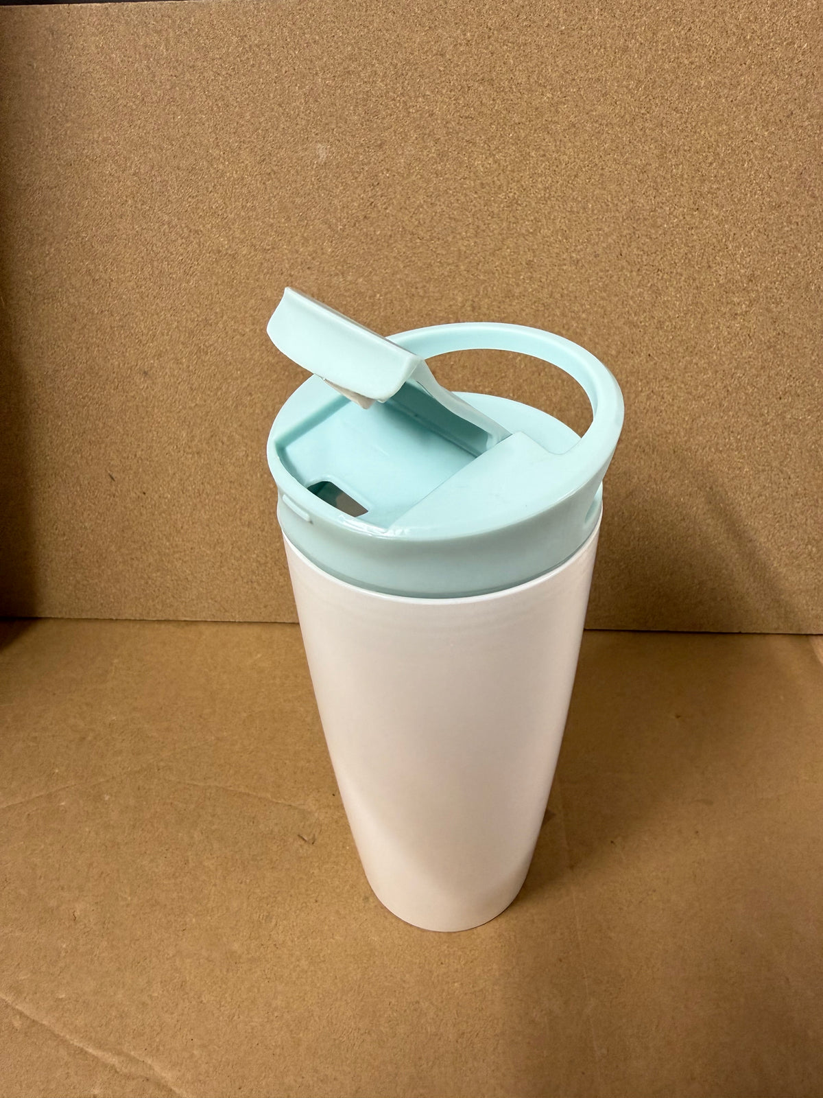 White 700ml PP tumbler with coloured lid