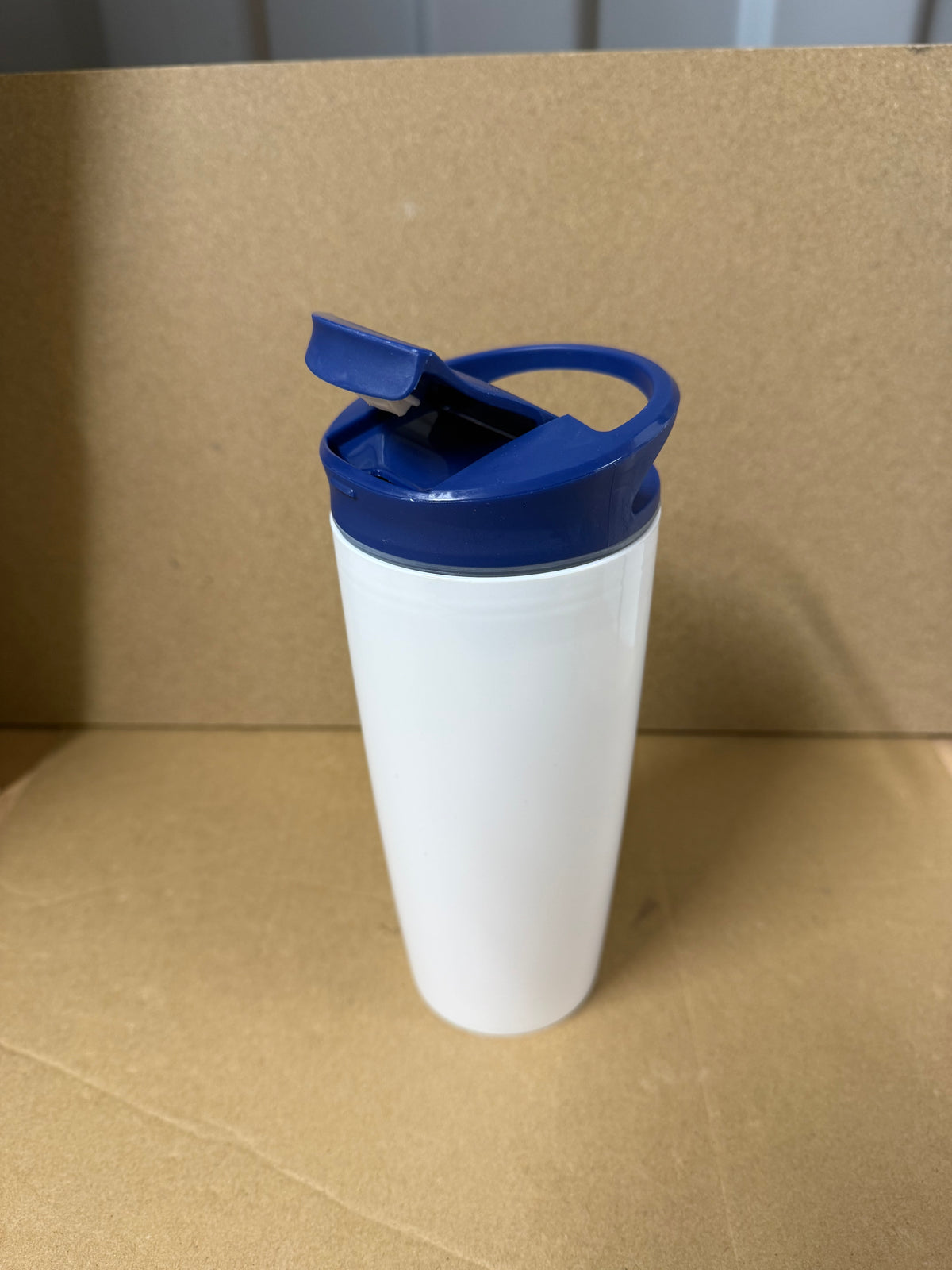 White 700ml PP tumbler with coloured lid