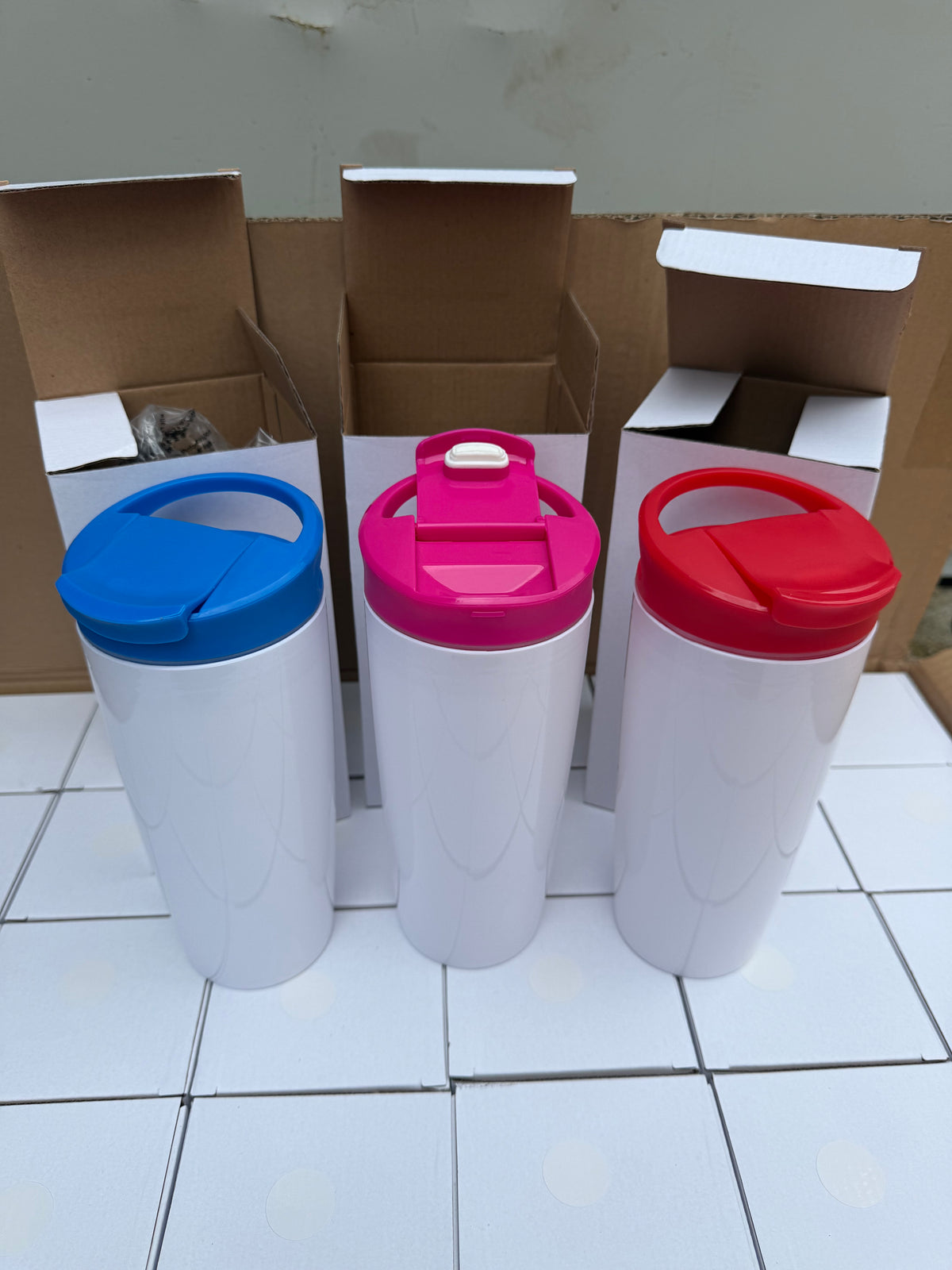 *** DEAL OF THE WEEK *** Mixed box of 36 white 700mL tumblers with coloured lids 12 of each colour