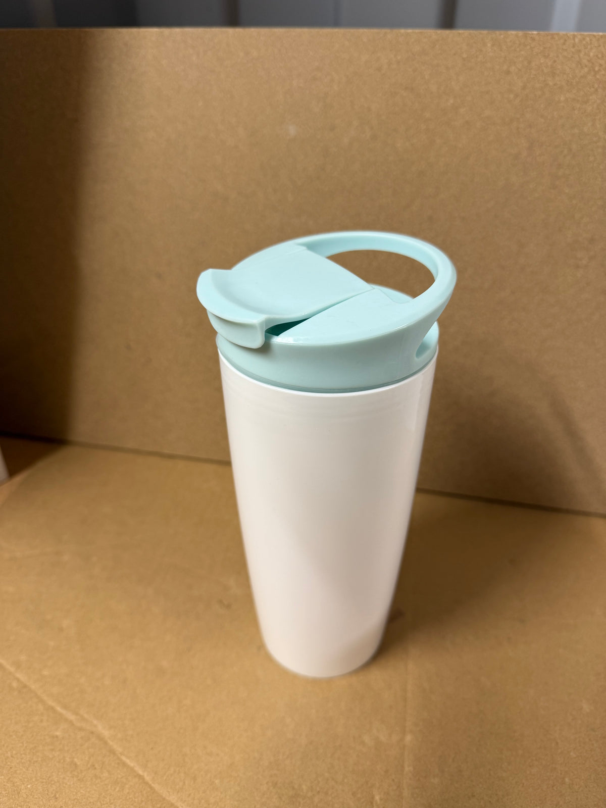 White 700ml PP tumbler with coloured lid
