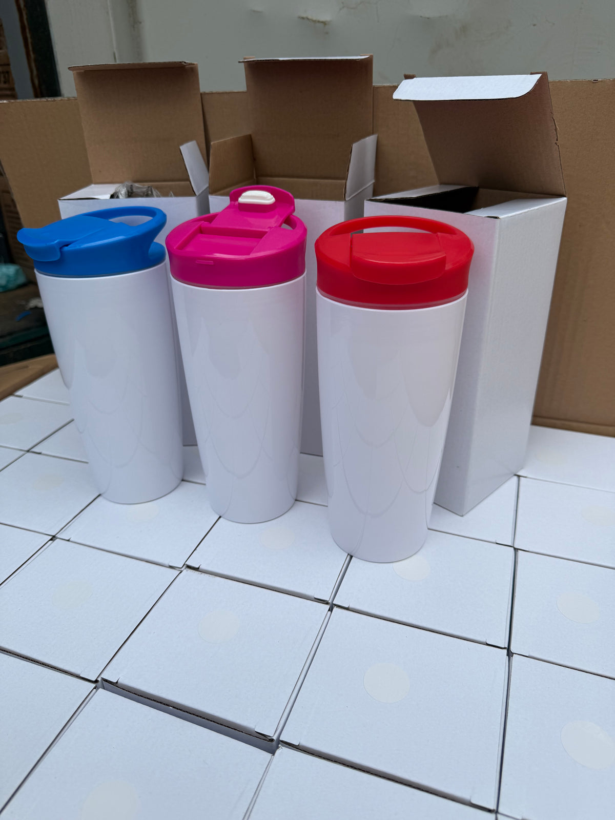 *** DEAL OF THE WEEK *** Mixed box of 36 white 700mL tumblers with coloured lids 12 of each colour