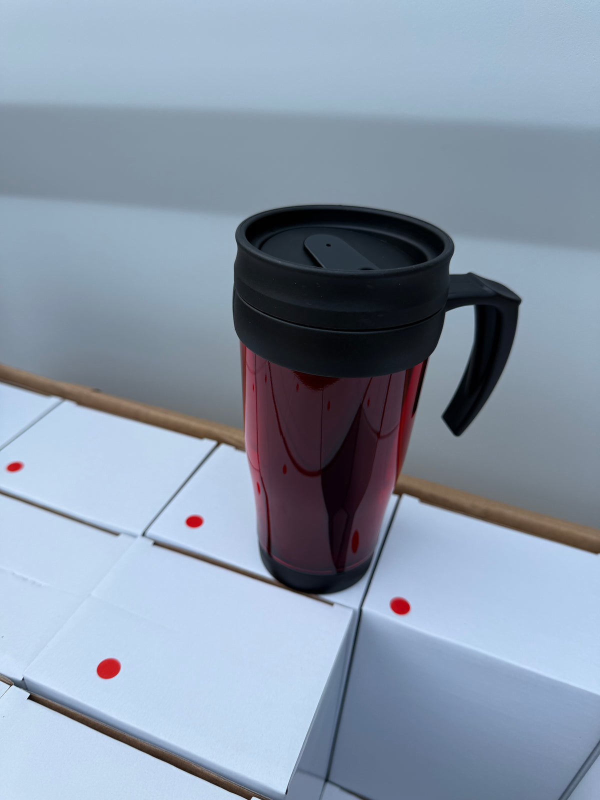 Double wall insulated 400ml travel mug featuring a handle
